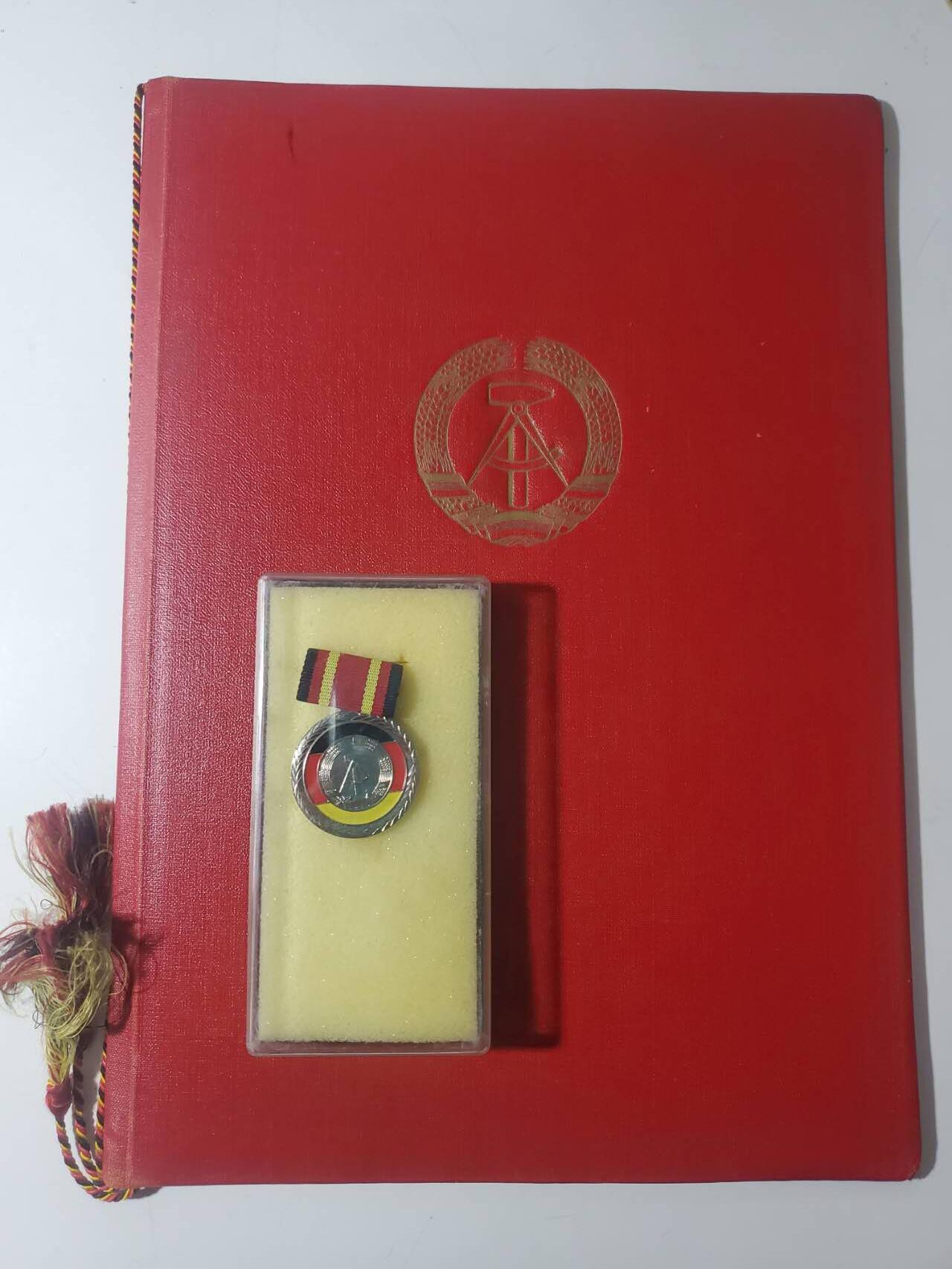 韵星假日军品类拍卖第40期 -- Rimey Holidays Militaria Auction 40 民主德国国家功勋奖章带原盒带证一套 好品无损 最高等级奖章 证少见