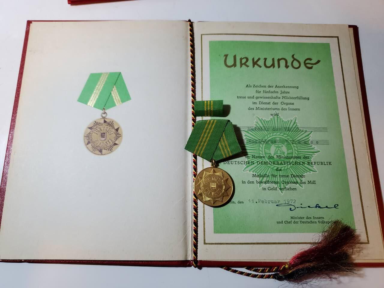 韵星假日军品类拍卖第40期 -- Rimey Holidays Militaria Auction 40 民主德国第一版无国徽金级内务部武装力量优秀服务奖章带略证书一套 实发早期版本少见 极品品相