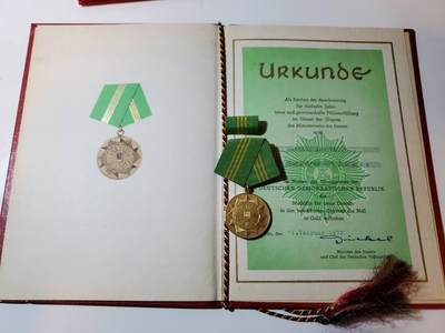 韵星假日军品类拍卖第40期 -- Rimey Holidays Militaria Auction 40 - 民主德国第一版无国徽金级内务部武装力量优秀服务奖章带略证书一套 实发早期版本少见 极品品相