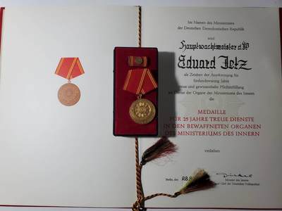 韵星假日军品类拍卖第40期 -- Rimey Holidays Militaria Auction 40 - 民主德国内务部武装力量特级二等优秀服务奖章实发带大证书一套 稀有版本证书 铜镀金极品 最高等级内务部服役奖章 少见一套