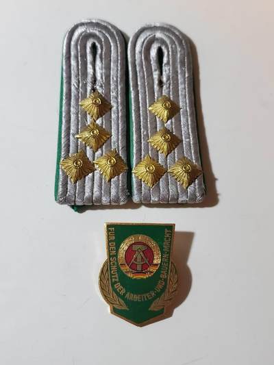 韵星假日军品类拍卖第40期 -- Rimey Holidays Militaria Auction 40 - 民主德国内务部大尉奖章+民警辅警证章 好品无损