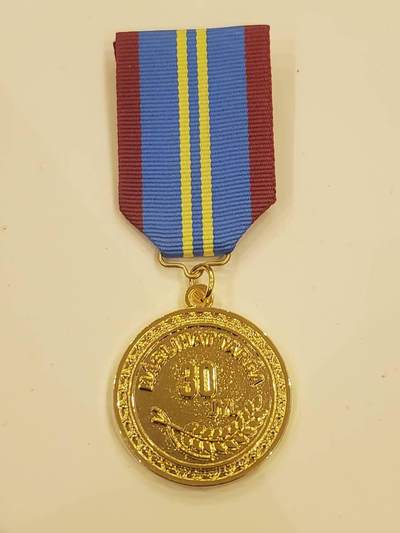 韵星假日军品类拍卖第40期 -- Rimey Holidays Militaria Auction 40 - 哈萨克斯坦共和国议会服务三十年奖章 铜镀金 极品品相 非常少见的奖章和国家 非常厚重制作精良