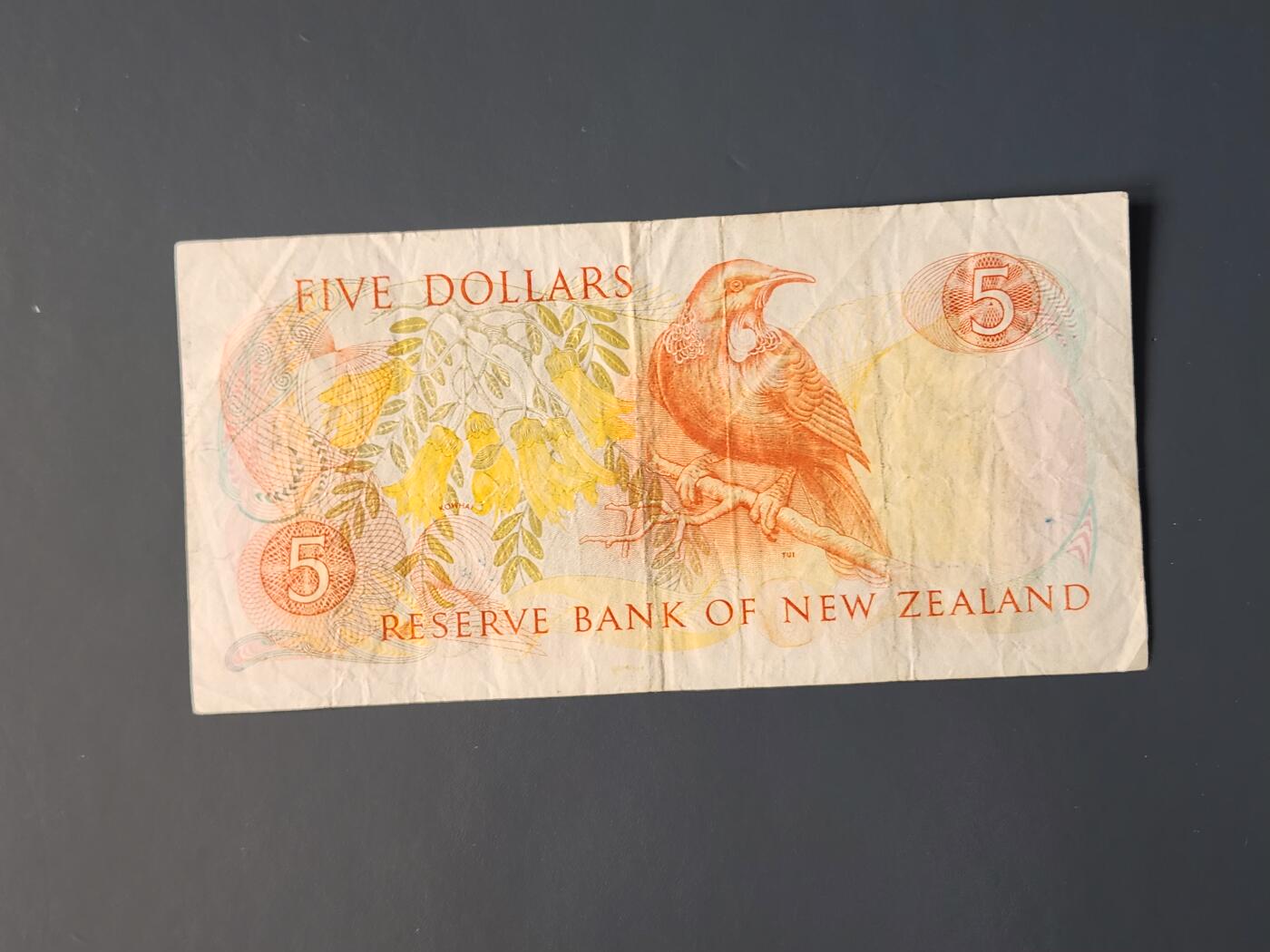 2月10号晚上8点 外国纸币自动截拍第23场 新西兰 5元  1981年 首发首签版 美品原票