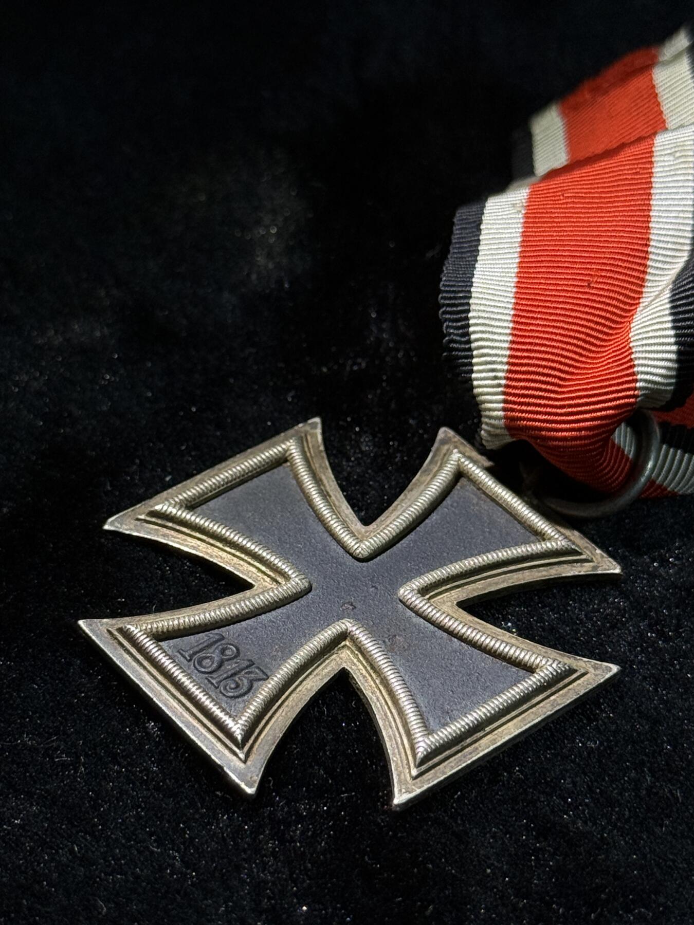 欢庆春节！戎马世界章牌大赏第111期春节大拍 德国二战二级铁十字勋章，65标，漆面有轻微瑕疵，一角有磕