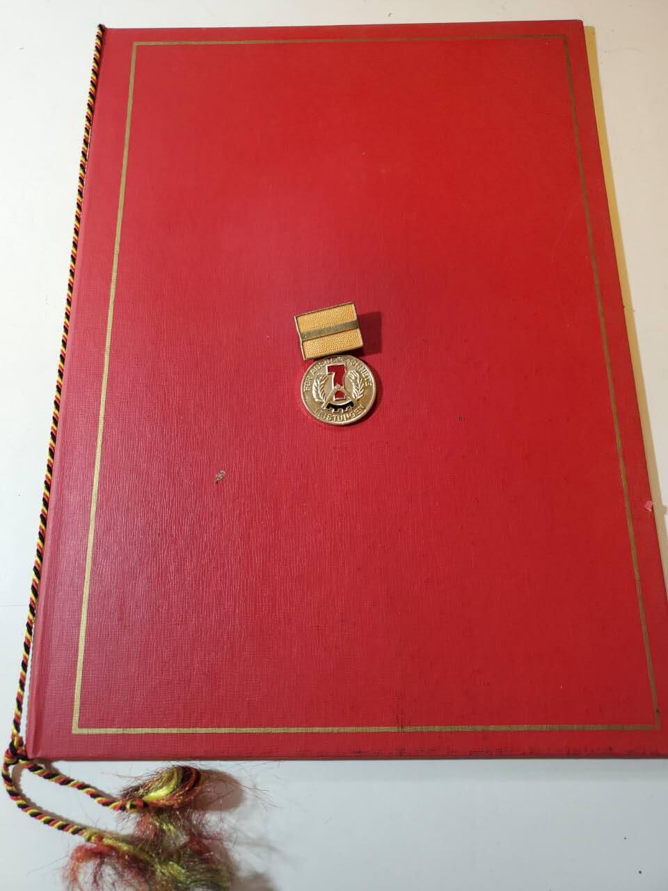 韵星假日军品类拍卖第40期 -- Rimey Holidays Militaria Auction 40 民主德国社会主义建设功勋活动家奖章带大证书（带封皮）一套 好品 少见半手写版本 主管亲签