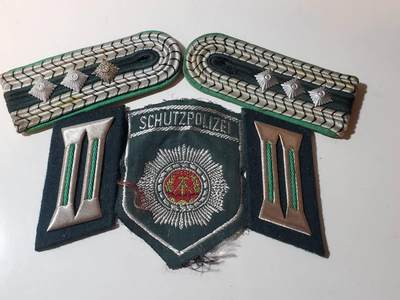 韵星假日军品类拍卖第40期 -- Rimey Holidays Militaria Auction 40 - 民主德国内务部人民警察配饰全套上尉肩章 臂章 领章