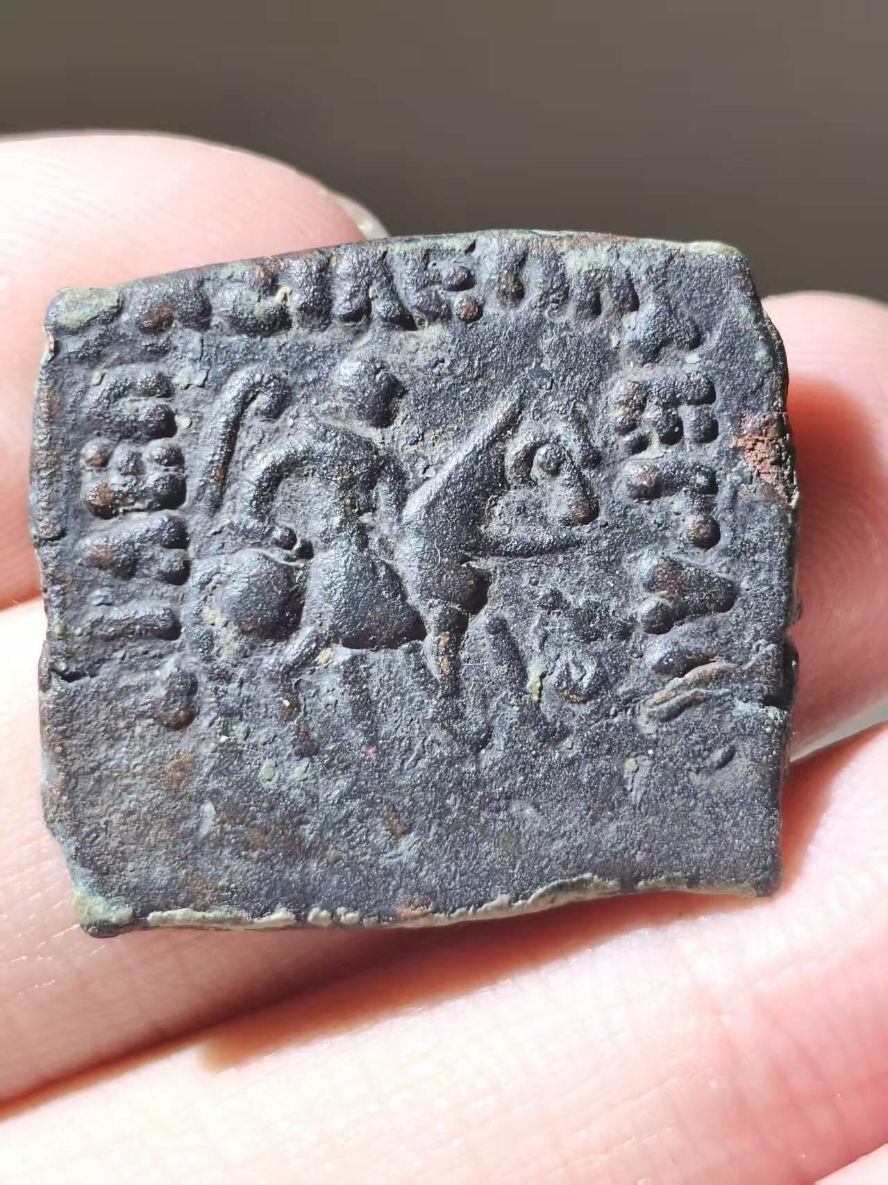 星盘世界钱币二月二十一日初五 世界古典币春节精品大拍 祝各位藏友马年大吉-新年新气象！ 希腊化-印度塞人 阿泽斯铜币。公元前58至12年造于普什卡拉瓦提 Pushkalavati。正面为国王骑马像，背面为瘤牛。有观点认为这枚币可能由阿泽斯二世发行。