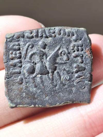 星盘世界钱币二月二十一日初五 世界古典币春节精品大拍 祝各位藏友马年大吉-新年新气象！ - 希腊化-印度塞人 阿泽斯铜币。公元前58至12年造于普什卡拉瓦提 Pushkalavati。正面为国王骑马像，背面为瘤牛。有观点认为这枚币可能由阿泽斯二世发行。