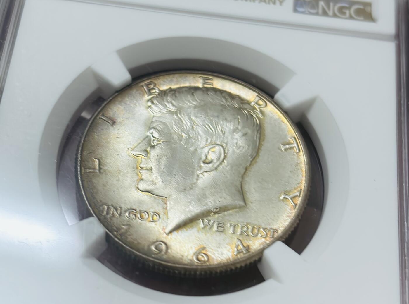 【金马踏春，泉马奔腾】2026 年新年贺岁场，（定于年初五接财神截拍）祝各位老板马到成功，马上有钱，愿岁岁平安喜乐顺遂 NGC MS64 分 1964 年美国肯尼迪半美元银币，璀璨金环彩，暴力转光 12.5 克 900 银