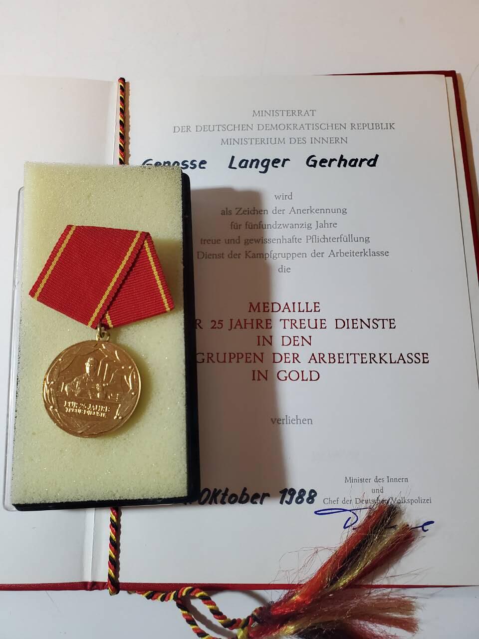 韵星假日军品类拍卖第40期 -- Rimey Holidays Militaria Auction 40 民主德国工战队特级优秀服务奖章带原盒证书一套 好品 实发少见 铜镀金 高于金级