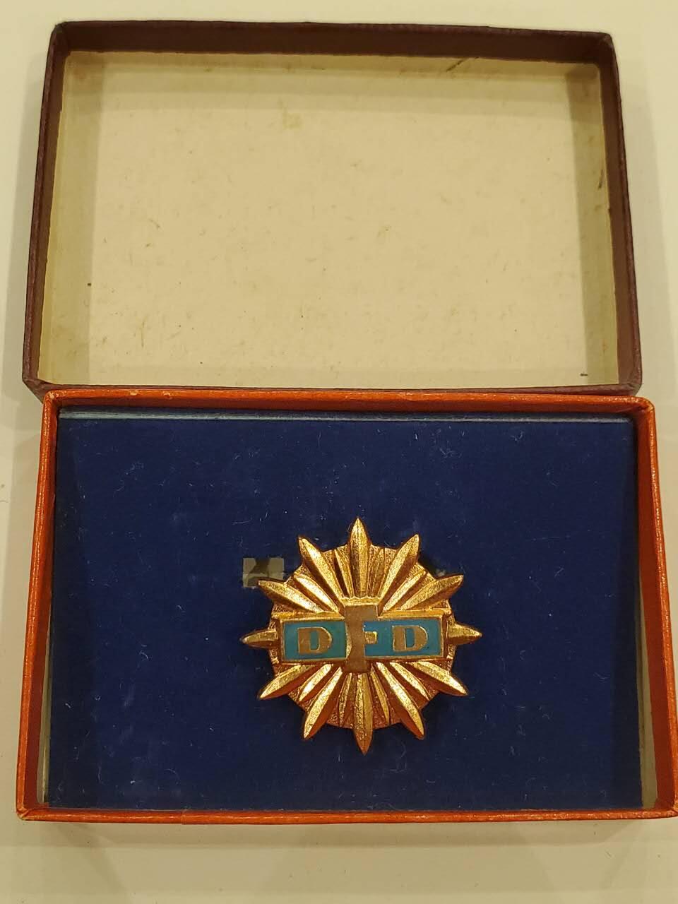 韵星假日军品类拍卖第40期 -- Rimey Holidays Militaria Auction 40 民主德国金级妇女协会优秀成员证章带原盒一套