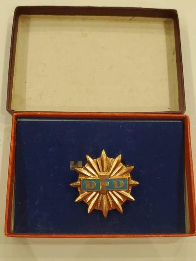 韵星假日军品类拍卖第40期 -- Rimey Holidays Militaria Auction 40 - 民主德国金级妇女协会优秀成员证章带原盒一套