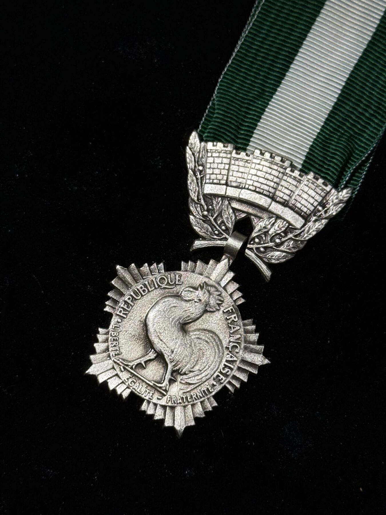 欢庆春节！戎马世界章牌大赏第111期春节大拍 法国金银级地方嘉奖一组，银制