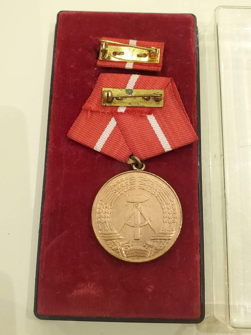 韵星假日军品类拍卖第40期 -- Rimey Holidays Militaria Auction 40 民主德国铜级工战队优秀服务奖章带原盒略一套