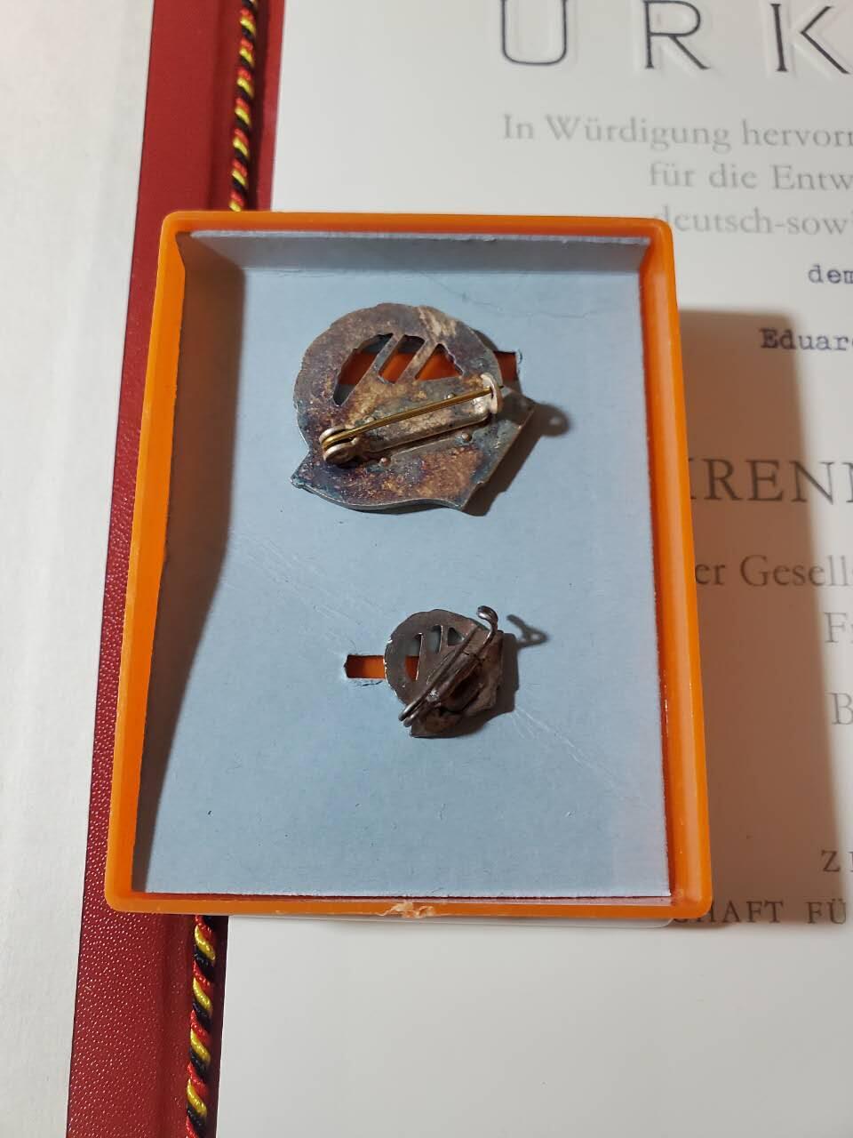 韵星假日军品类拍卖第40期 -- Rimey Holidays Militaria Auction 40 民主德国银级苏德友谊奖章带迷你带原盒带证实发一套 一套带证很罕见 均好品无损 