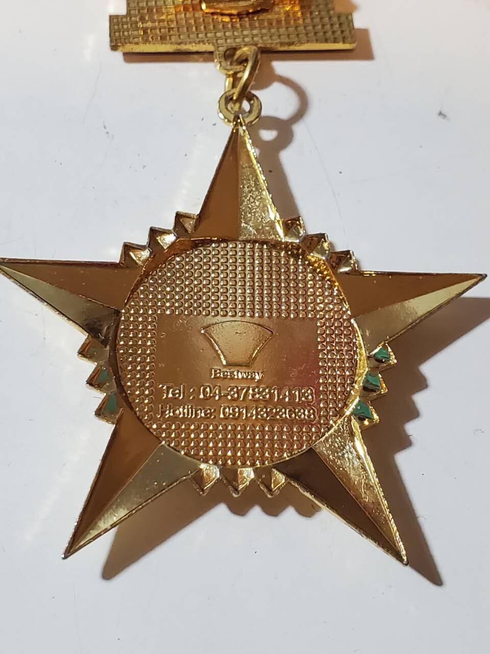 韵星假日军品类拍卖第40期 -- Rimey Holidays Militaria Auction 40 越南社会主义共和国守卫边疆奖章 颁发给边防军 铜镀金 bw厂制作