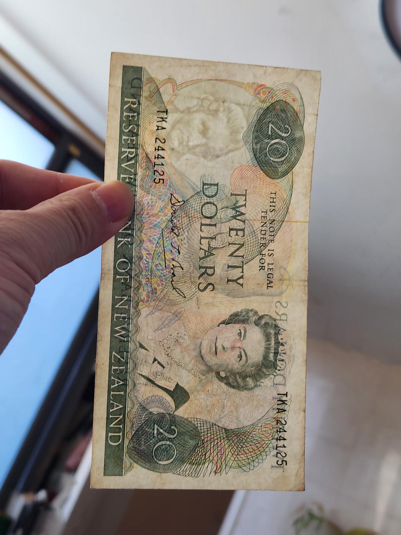 2月10号晚上8点 外国纸币自动截拍第23场 新西兰 1989年  20元  D.T签名 美品