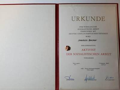 韵星假日军品类拍卖第40期 -- Rimey Holidays Militaria Auction 40 - 民主德国社会主义功勋活动家证章带证书一套