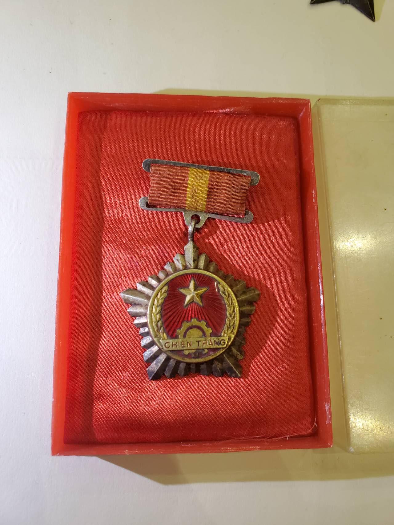 韵星假日军品类拍卖第40期 -- Rimey Holidays Militaria Auction 40 越南民主共和国（北越）一级战胜奖章带原盒 早期铜珐琅 仅颁发给在独立战争和越南战争军官 好品少见带珐琅越南章