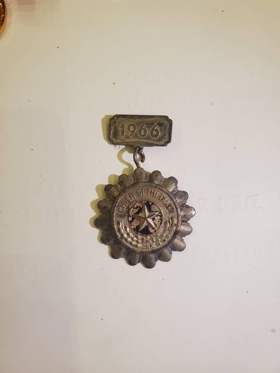 韵星假日军品类拍卖第40期 -- Rimey Holidays Militaria Auction 40 越南民主共和国（北越）优秀士兵奖章 越战时期早期白铜版本 1966越战第一版