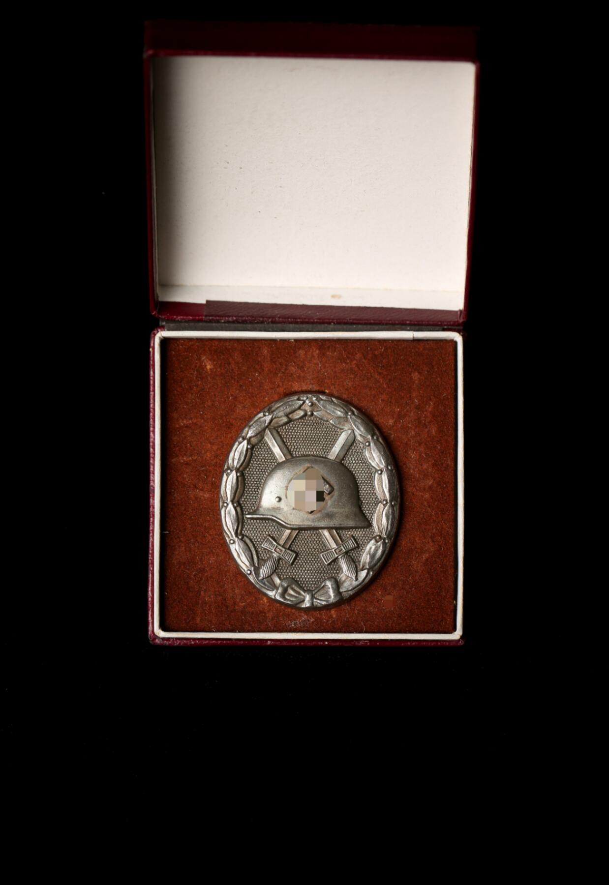 欢庆春节！戎马世界章牌大赏第112期春节大拍  德专场 原盒银质战伤奖章  章子品相好 盒子品相极其好 非常非常少见的原盒 极好