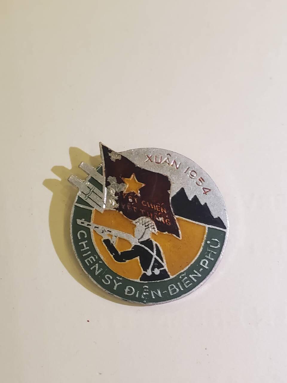 韵星假日军品类拍卖第40期 -- Rimey Holidays Militaria Auction 40 越盟极早期奠边府战士奖章颁发给越南独立战争中与法军作战的军官和士兵 极早期时期的产物 保存很好