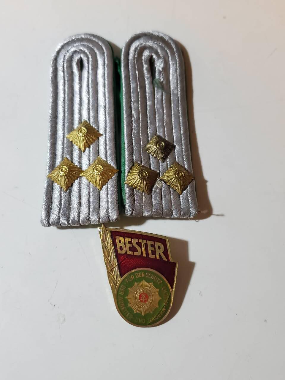 韵星假日军品类拍卖第40期 -- Rimey Holidays Militaria Auction 40 民主德国内务部人民警察上尉肩章+优秀辅警奖章