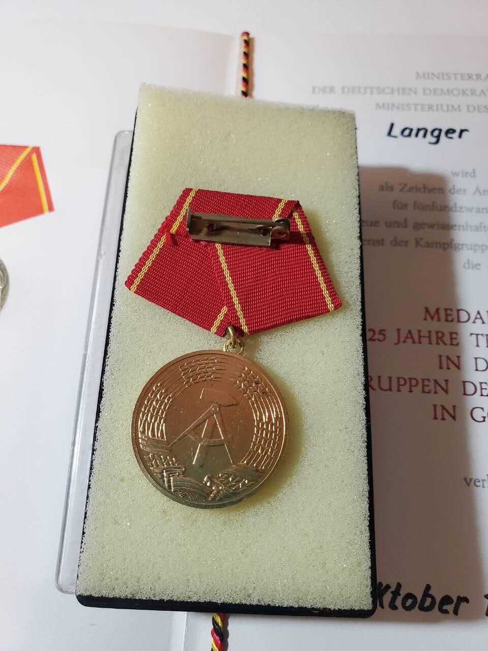 韵星假日军品类拍卖第40期 -- Rimey Holidays Militaria Auction 40 民主德国工战队特级优秀服务奖章带原盒证书一套 好品 实发少见 铜镀金 高于金级