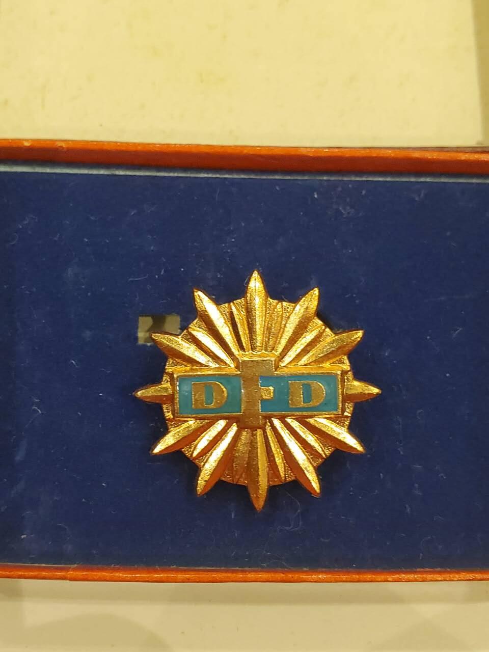 韵星假日军品类拍卖第40期 -- Rimey Holidays Militaria Auction 40 民主德国金级妇女协会优秀成员证章带原盒一套