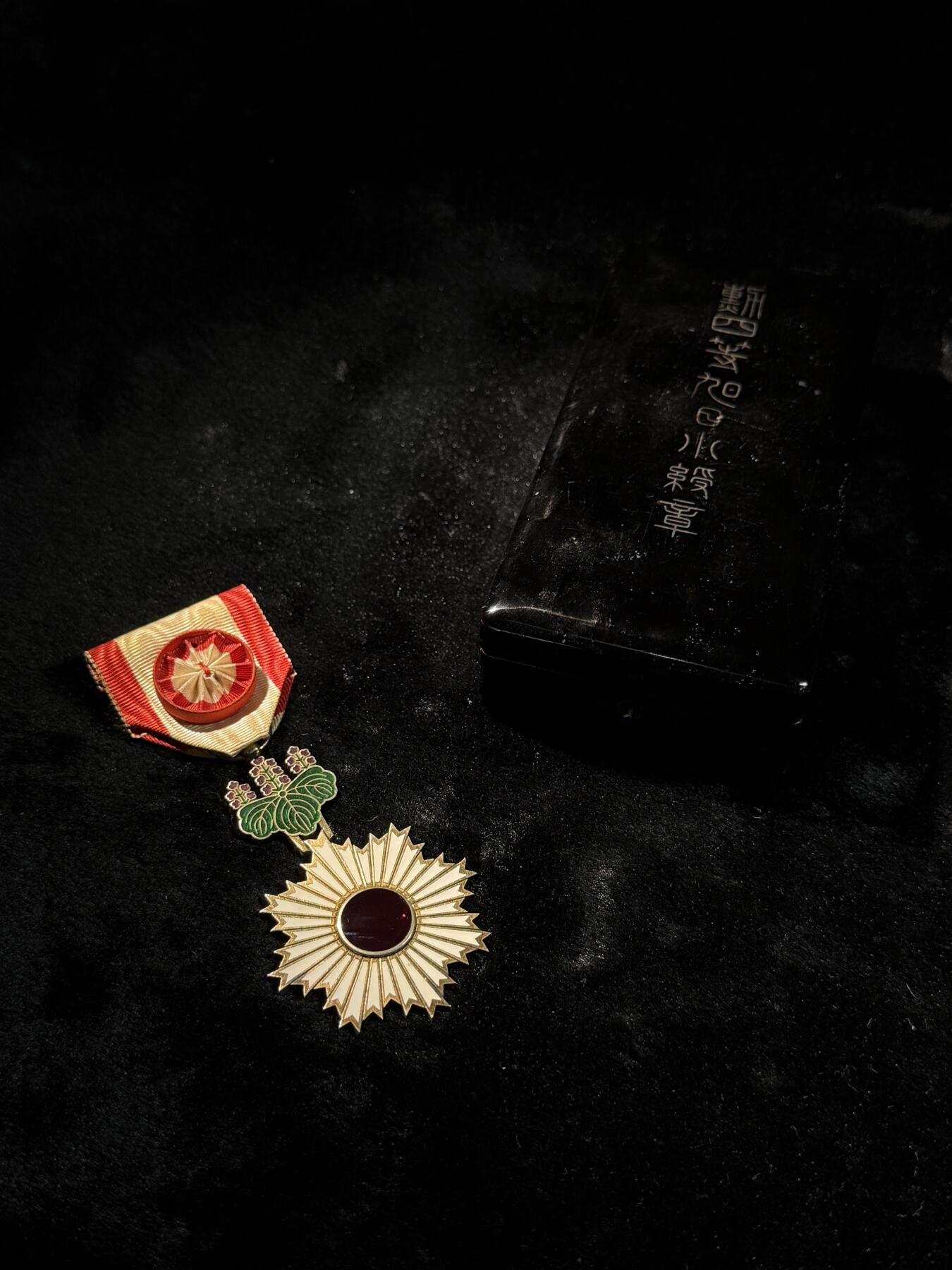 欢庆春节！戎马世界章牌大赏第111期春节大拍 勋四等旭日章，银字盒，盒扣缺失