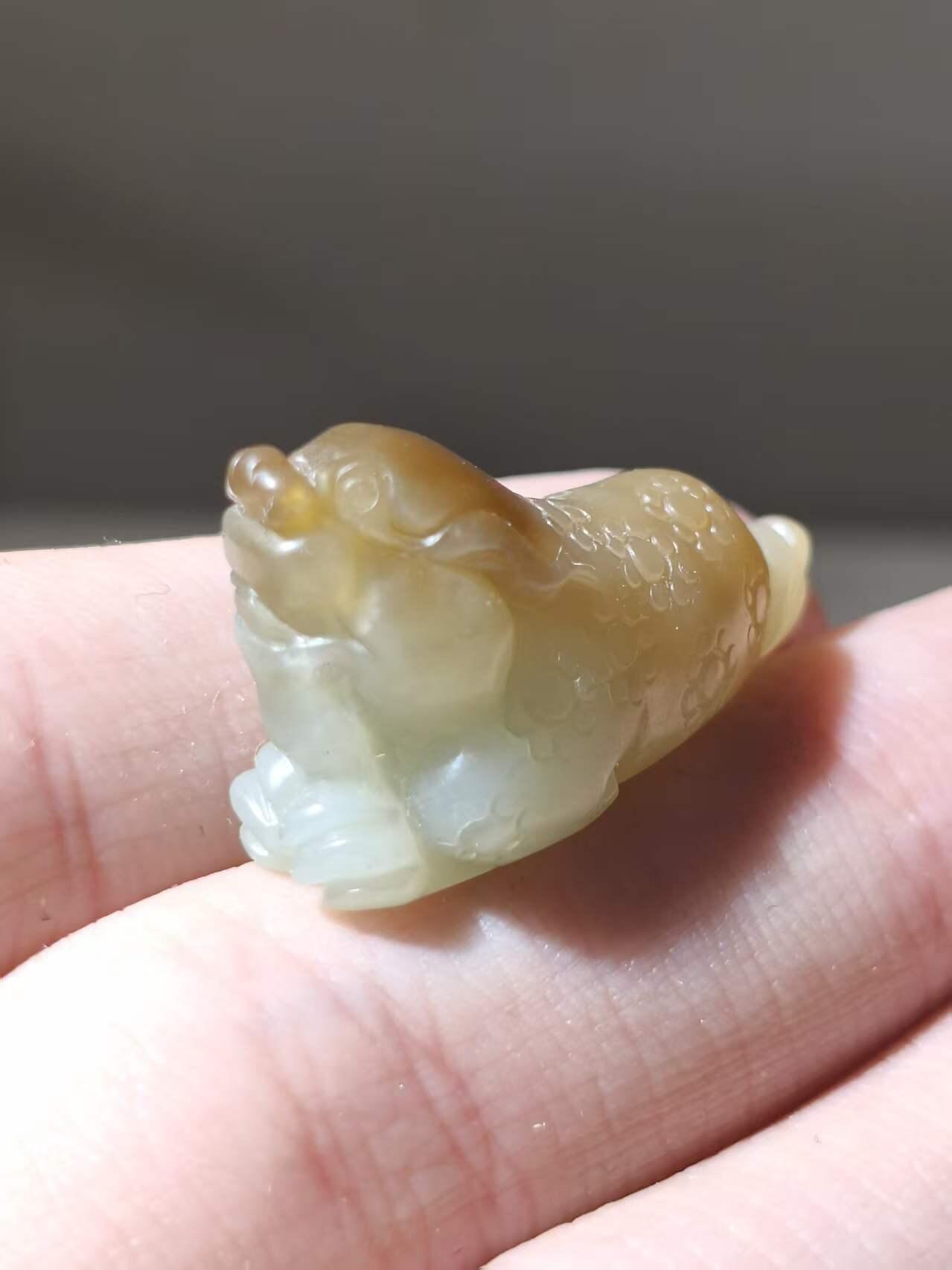 星盘世界钱币二月二十一日初五 世界古典币春节精品大拍 祝各位藏友马年大吉-新年新气象！ 和田玉「精品金蟾」，新疆金糖料，招财进宝的三足金蟾，萌萌的，料子细腻，超油润，小小的很可爱，可把可挂也可作为小摆件，工艺精细