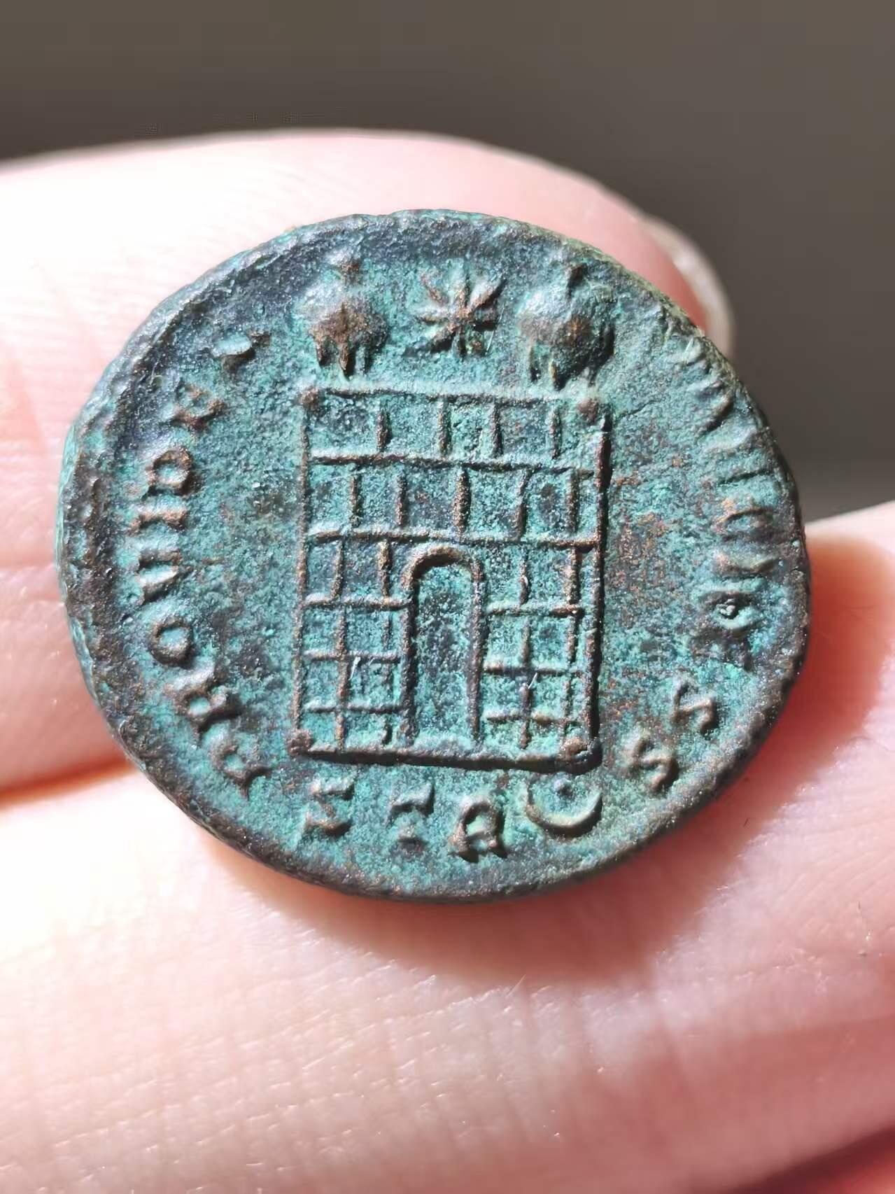 星盘世界钱币二月二十一日初五 世界古典币春节精品大拍 祝各位藏友马年大吉-新年新气象！ 康斯坦丁二世小铜币。公元324至325年造于特里尔。背面为军营门。