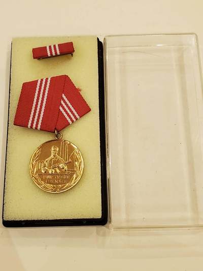 韵星假日军品类拍卖第40期 -- Rimey Holidays Militaria Auction 40 - 民主德国金级工战队优秀服务奖章带原盒略一套 铜镀金好品
