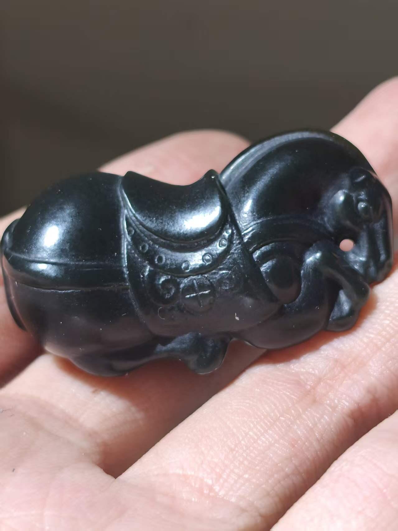 星盘世界钱币二月二十一日初五 世界古典币春节精品大拍 祝各位藏友马年大吉-新年新气象！ 新疆和田青玉唐马手把件生肖马 新疆和田玉青玉生肖唐马 马到成功手把件，雕工精细 玉质老熟 密度油性好 无伤无裂 喜欢的不要错过，细腻油润