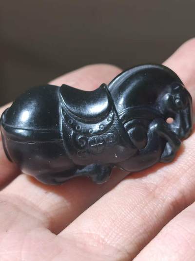 星盘世界钱币二月二十一日初五 世界古典币春节精品大拍 祝各位藏友马年大吉-新年新气象！ - 新疆和田青玉唐马手把件生肖马 新疆和田玉青玉生肖唐马 马到成功手把件，雕工精细 玉质老熟 密度油性好 无伤无裂 喜欢的不要错过，细腻油润