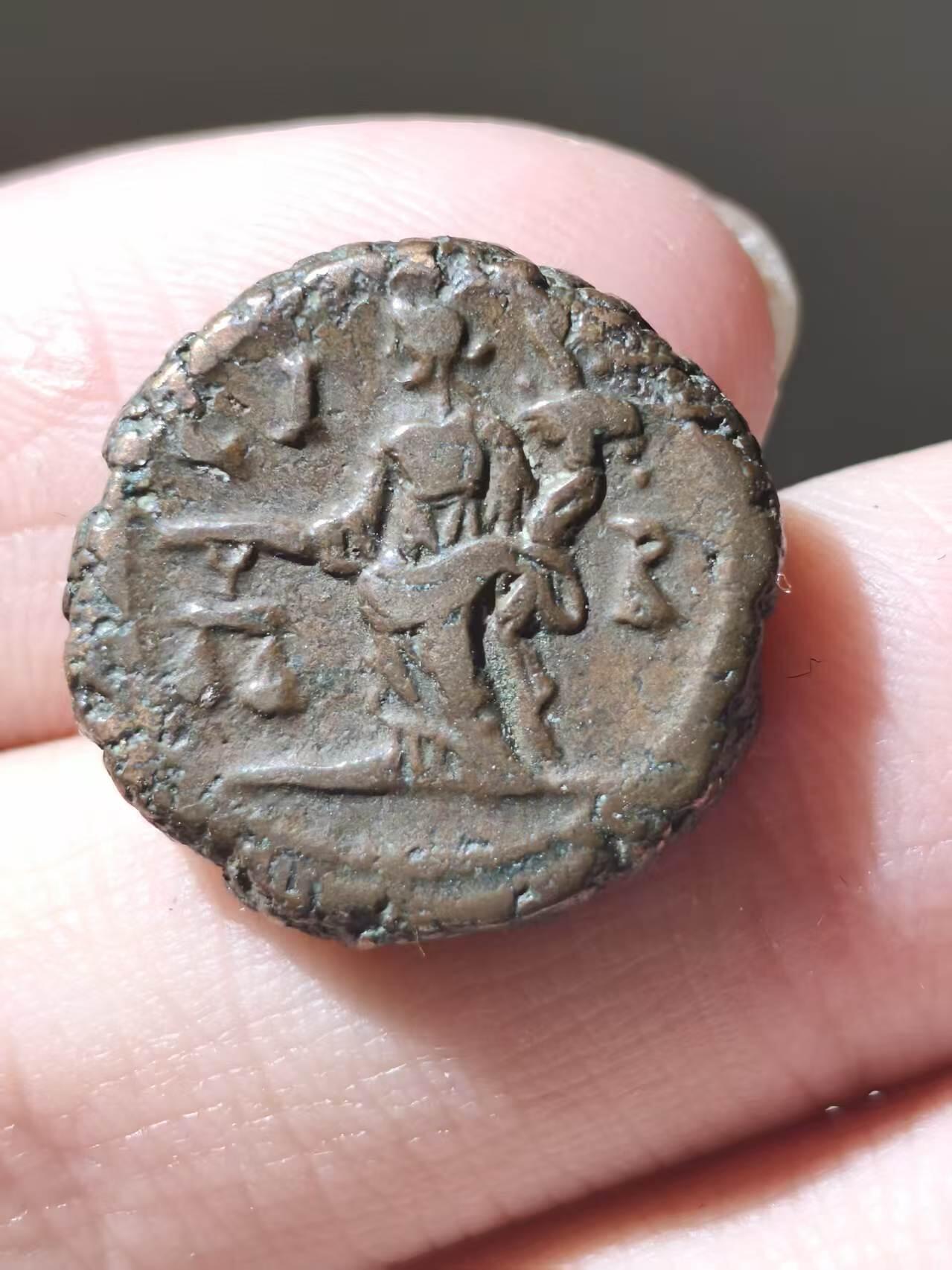 星盘世界钱币二月二十一日初五 世界古典币春节精品大拍 祝各位藏友马年大吉-新年新气象！ 戴克里先四德拉克马银铜合金币。公元295-296铸造于埃及行省的亚历山大城。背面是正义女神狄刻欧斯涅Dikaiosyne，手持天平与丰饶角。