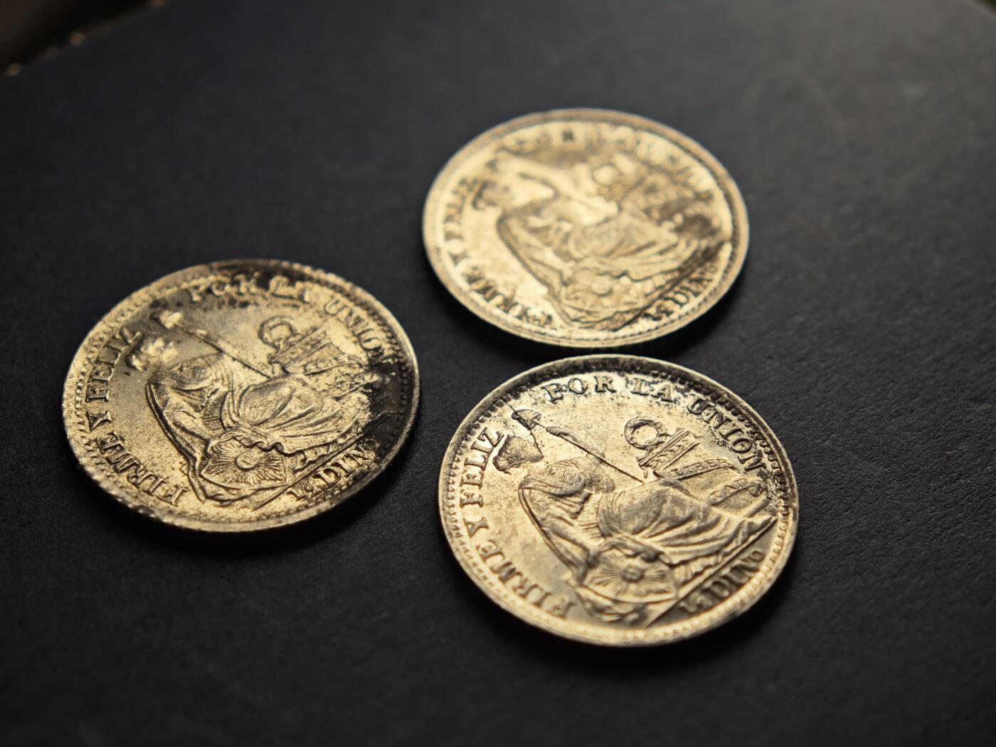 两枚1914年和1902年秘鲁5分银币