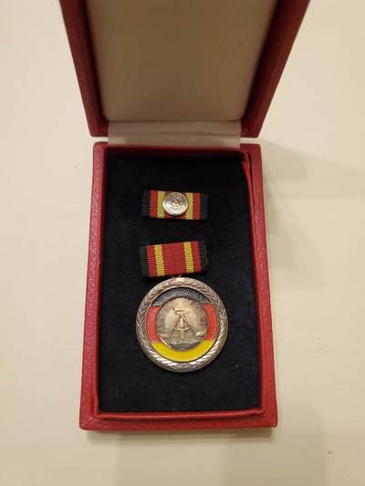 （450件拍品！制服徽章盛宴）罗岚⭐爱藏⭐年前甄选大拍场-店主清仓处理-分享拍场额外现金红包（实体经营） - 民主德国国家功勋奖章带盒略一套 早期版本 最高级奖章 铜镀银珐琅 品相好