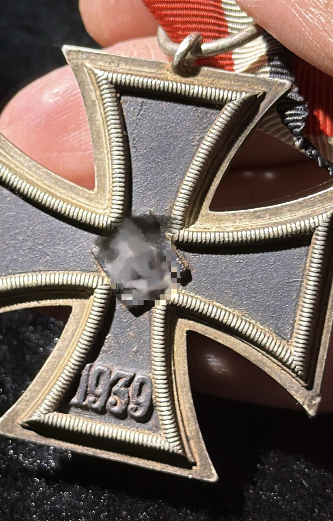 欢庆春节！戎马世界章牌大赏第111期春节大拍 德国二战二级铁十字勋章，65标，漆面有轻微瑕疵，一角有磕