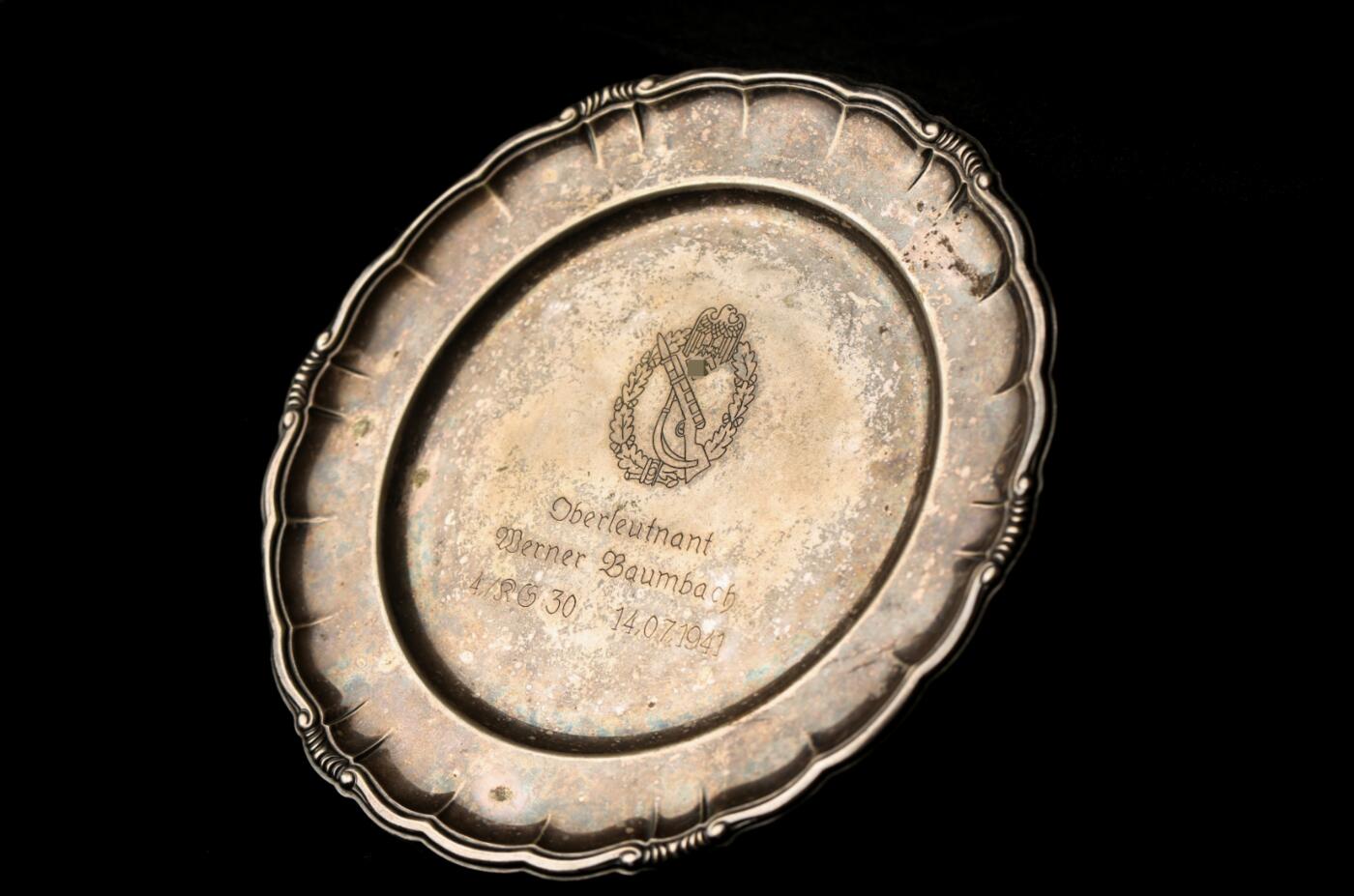 欢庆春节！戎马世界章牌大赏第112期春节大拍  德专场 1941年德国空军纪念盘——赠予双剑骑士铁十字勋章获得者 KG30联队军官 高级中尉维尔纳·鲍姆巴赫（这个步突标是第一攻击机联队的中队徽章，推测是第一攻击机联队在其获得橡树叶勋饰那天给他的赠礼）