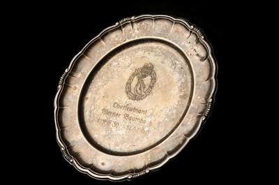 欢庆春节！戎马世界章牌大赏第112期春节大拍  德专场 - 1941年德国空军纪念盘——赠予双剑骑士铁十字勋章获得者 KG30联队军官 高级中尉维尔纳·鲍姆巴赫（这个步突标是第一攻击机联队的中队徽章，推测是第一攻击机联队在其获得橡树叶勋饰那天给他的赠礼）