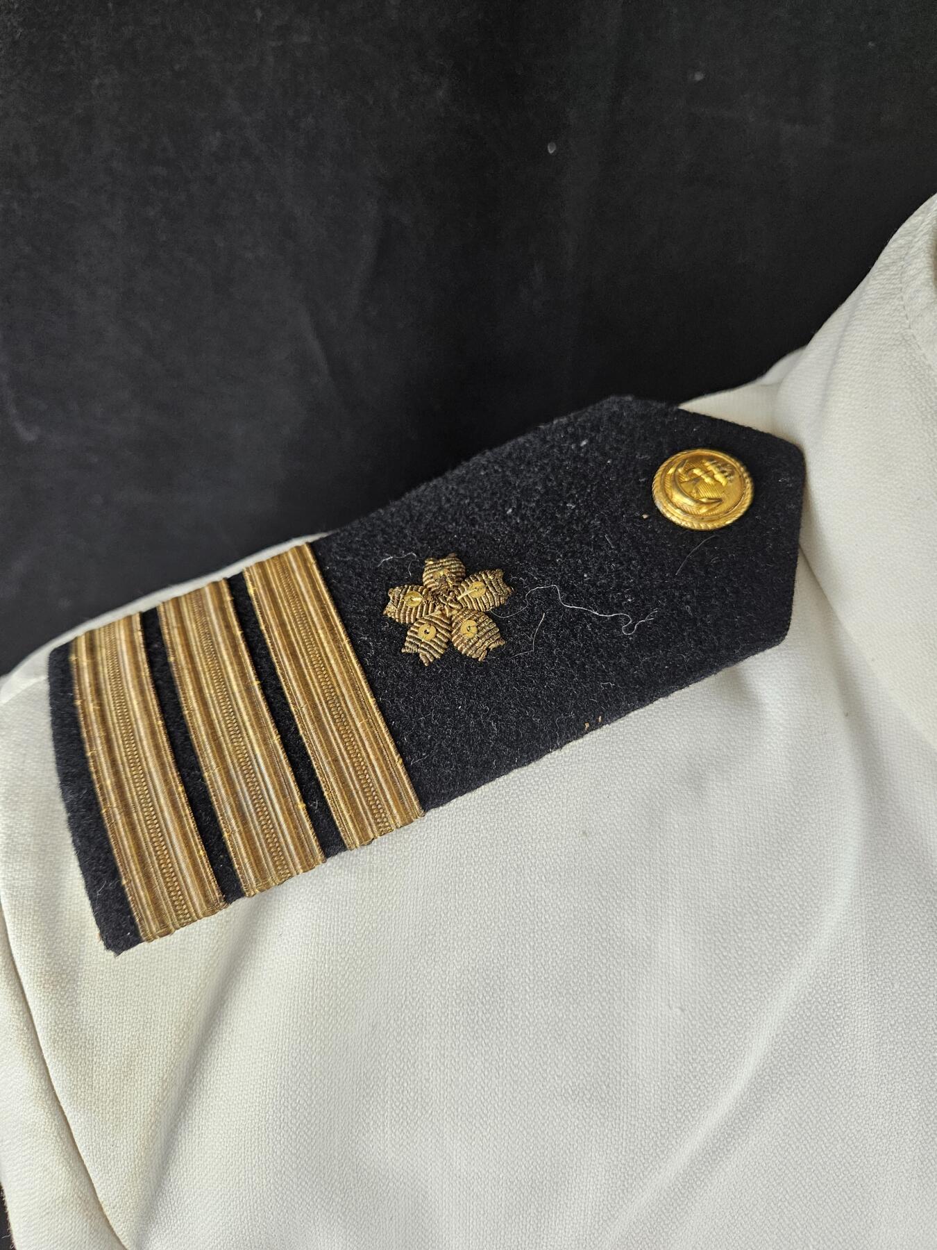 0元起拍勋章 第333期 咸鱼国勋章拍卖专场 2月11日（周三）下午6：00开始 海自早期二种夏服一套 肩章带盒二等海佐 胸围104 肩宽45 衣长73 袖长57 腰围76 裤长96