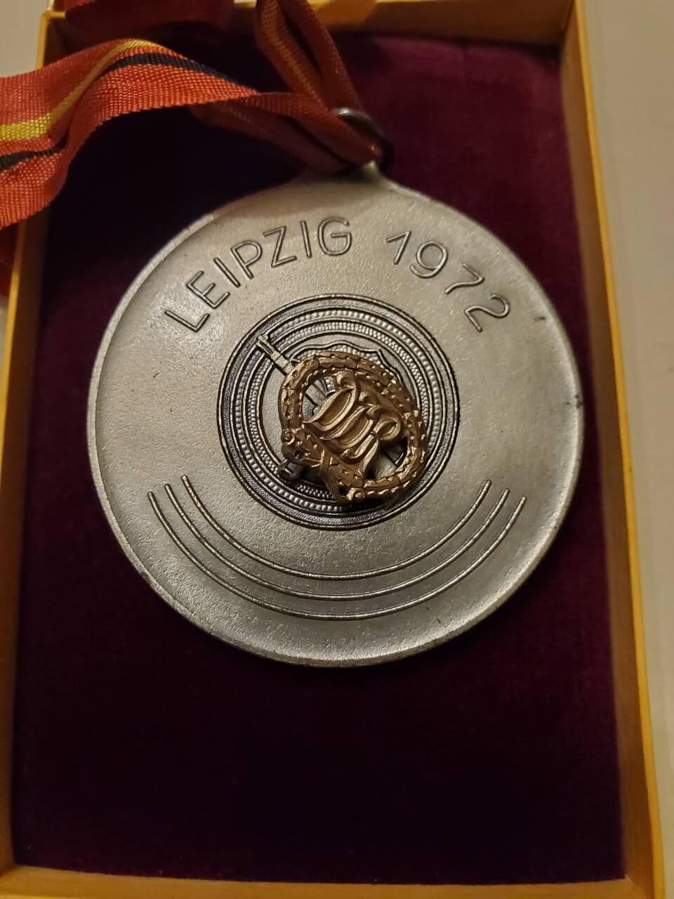 （450件拍品！制服徽章盛宴）罗岚⭐爱藏⭐年前甄选大拍场-店主清仓处理-分享拍场额外现金红包（实体经营） 稀有-- 民主德国莱比锡工战队资深军官奖章+金级体能奖章 非常大 接近一公斤重 制作非常精致 高浮雕 仿皮盒 品相非常好