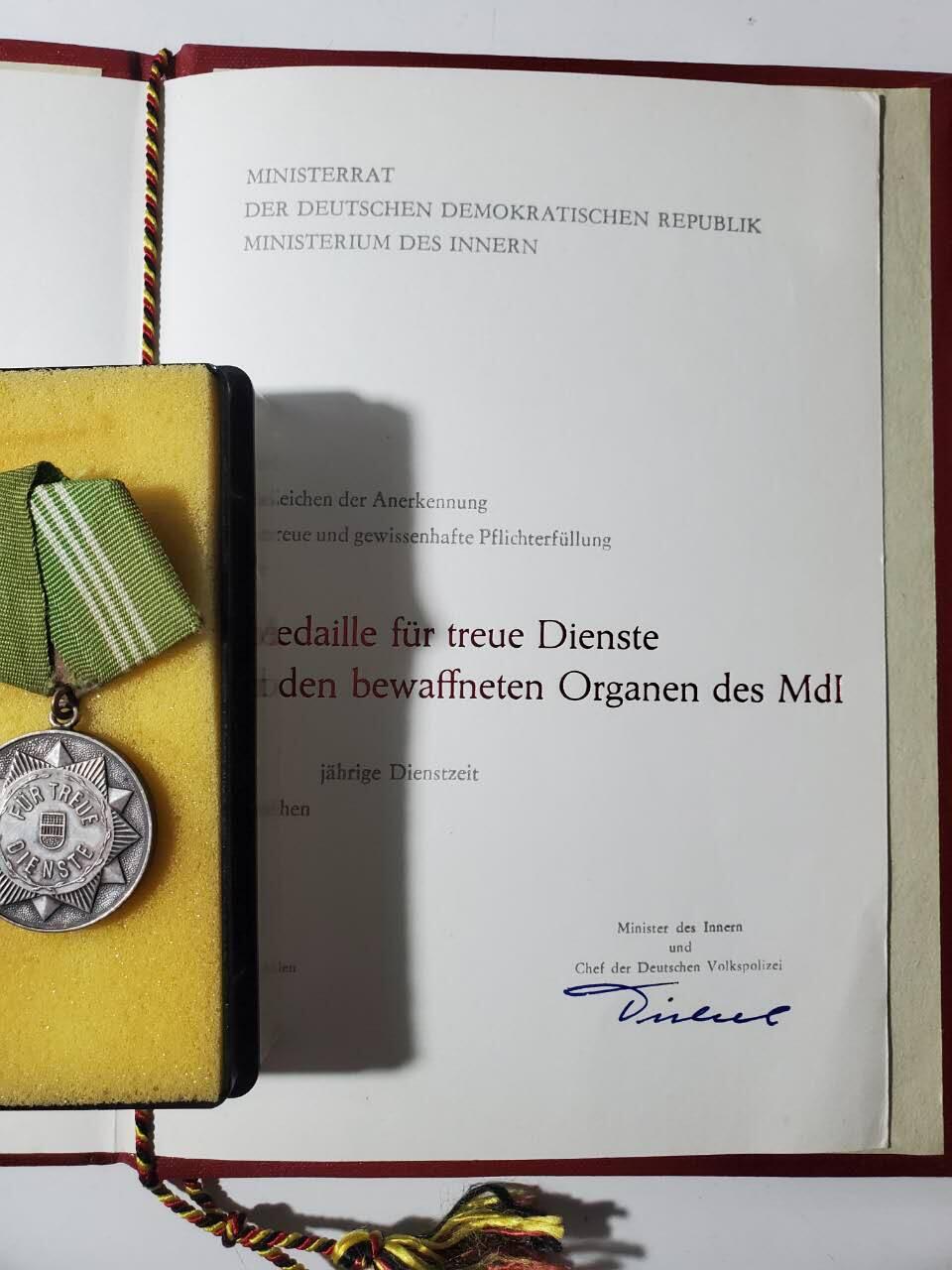 韵星假日军品类拍卖第40期 -- Rimey Holidays Militaria Auction 40 民主德国第一版无国徽版本内务部武装力量银级优秀服务奖章带原盒带证书一套