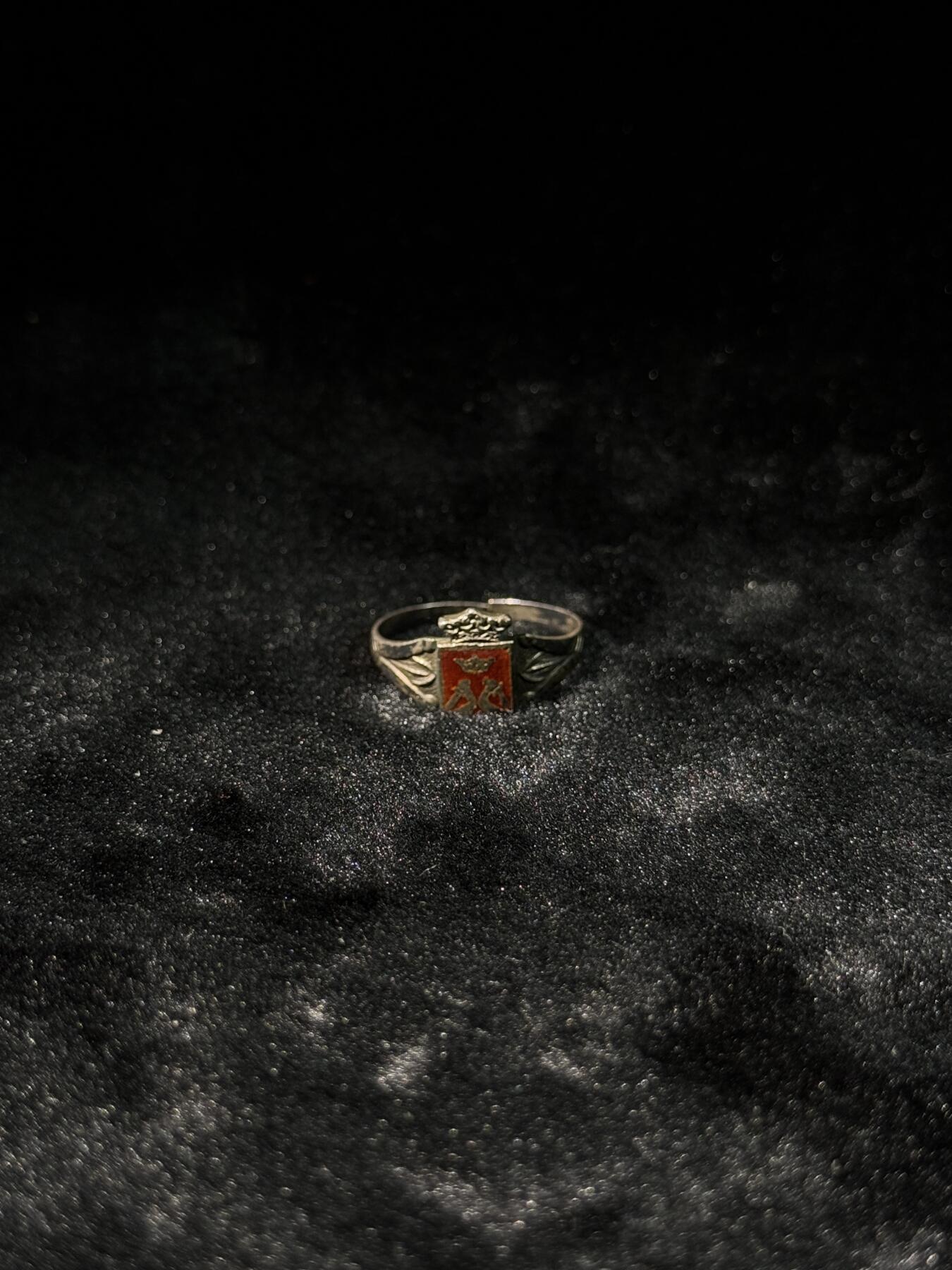 欢庆春节！戎马世界章牌大赏第111期春节大拍 芬兰 卡累利阿纹章戒指 银制珐琅带标