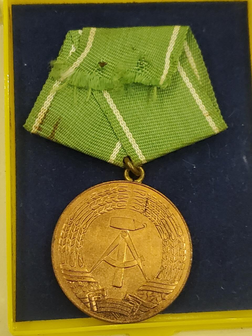 韵星假日军品类拍卖第40期 -- Rimey Holidays Militaria Auction 40 民主德国第一版内务部武装力量优秀服务奖章带盒 无国徽版本极早期