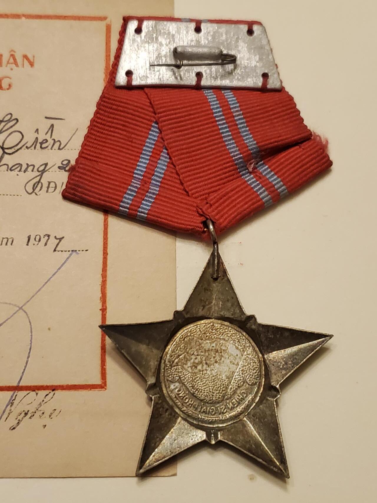 （450件拍品！制服徽章盛宴）罗岚⭐爱藏⭐年前甄选大拍场-店主清仓处理-分享拍场额外现金红包（实体经营） 北越胡志明越共越战时期二级解放战士勋章实发带证 证二三级记录证少见 镀银彩光品相极好