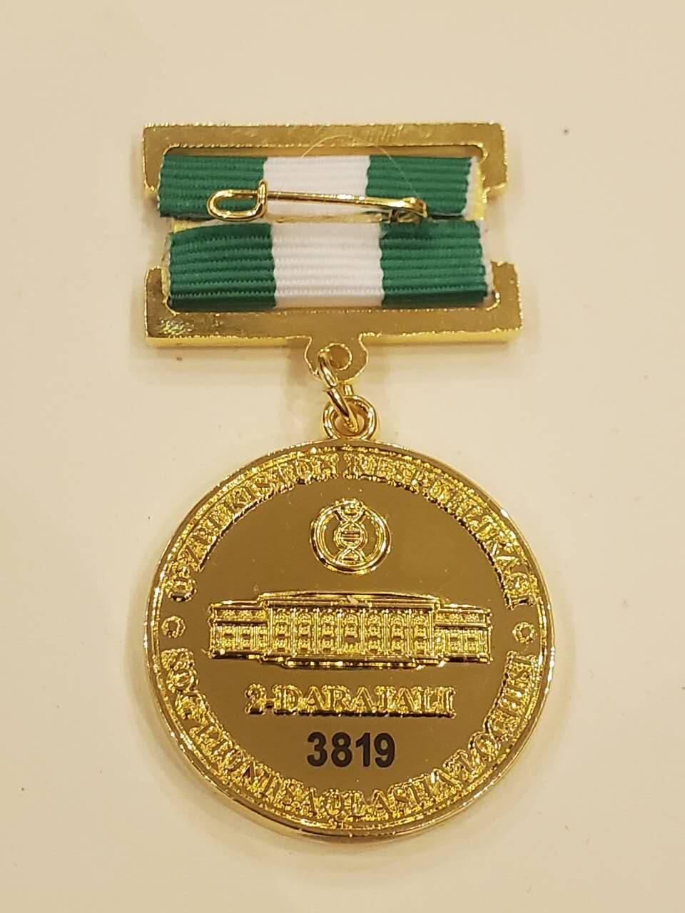 韵星假日军品类拍卖第40期 -- Rimey Holidays Militaria Auction 40 乌兹别克斯坦共和国卫生部二级优秀服务人员奖金奖章 实发3819号 非常稀少 设计继承苏联的奖金奖章 铜镀金 非常厚重 仅颁发给高级官员