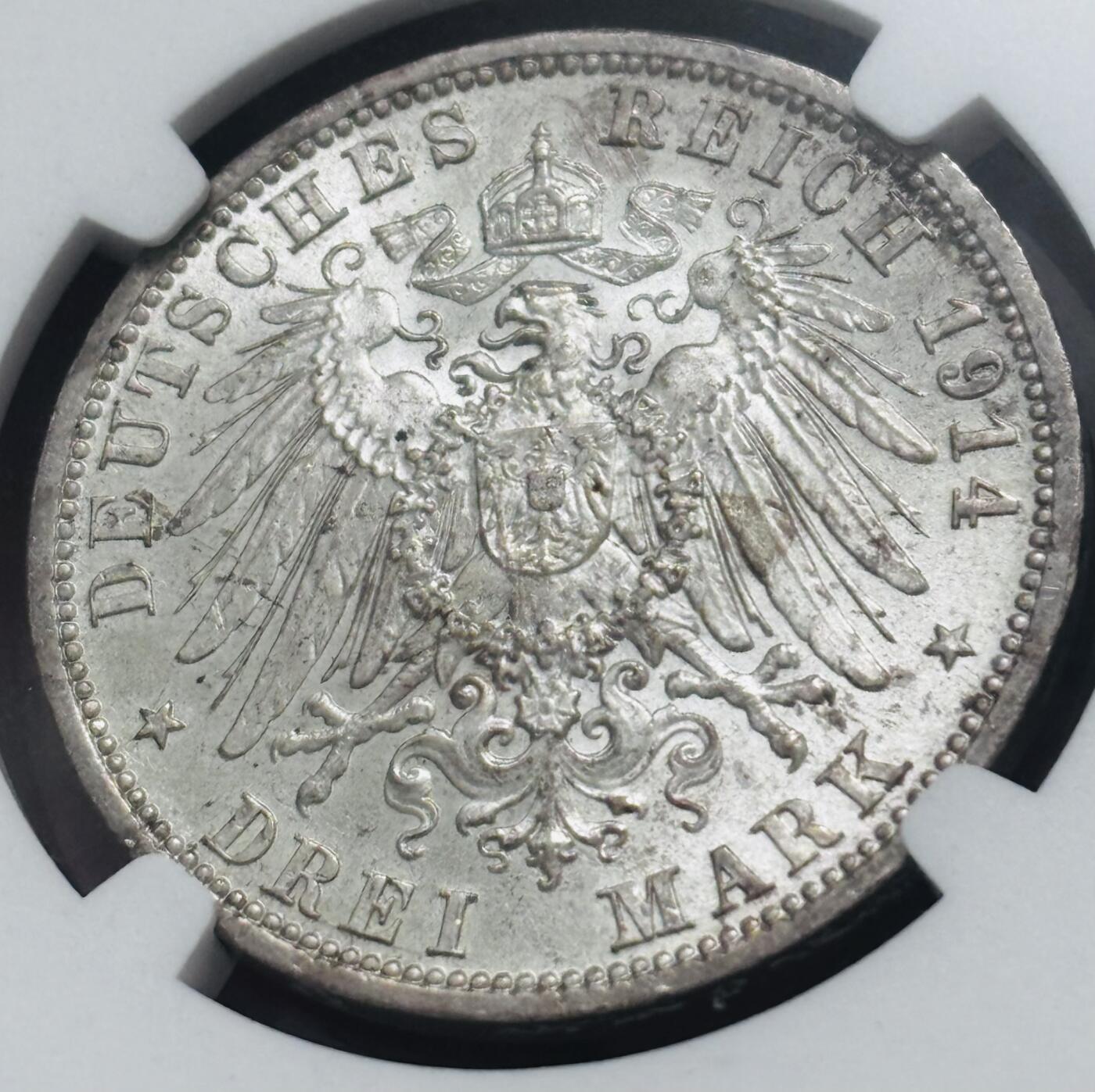 【金马踏春，泉马奔腾】2026 年新年贺岁场，（定于年初五接财神截拍）祝各位老板马到成功，马上有钱，愿岁岁平安喜乐顺遂 NGC MS62 分 1914 年德国普鲁士威廉二世戎装 3 马克银币，原光金光耀眼夺目，收藏投资品