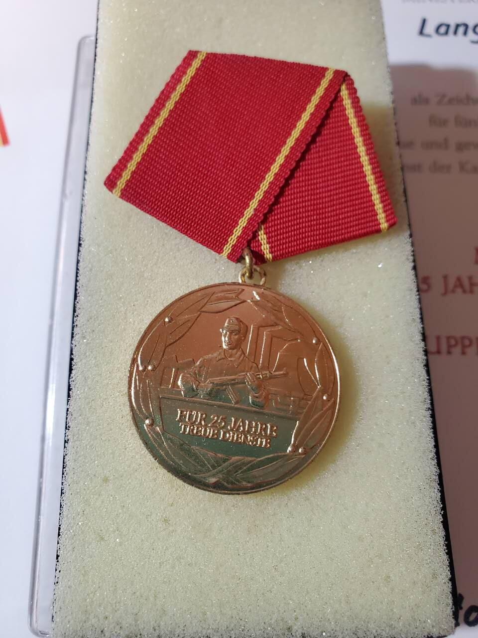 韵星假日军品类拍卖第40期 -- Rimey Holidays Militaria Auction 40 民主德国工战队特级优秀服务奖章带原盒证书一套 好品 实发少见 铜镀金 高于金级